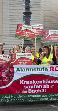 Demo der DKG auf dem Pariser Platz in Berlin mit teilnehmenden aus dem ganzen Bundesland