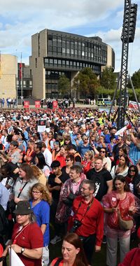 Rund 6.000 Menschen demonstrieren in Düsseldorf auf der Landtagswiese