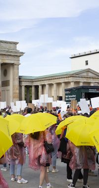 Sankt Gertrauden Krankenhaus aus Berlin mit gelben Schirmen