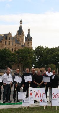 Die Krankenhausgesellschaft Mecklenburg-Vorpommern und Vertreter ihrer Mitgliedskrankenhäuser auf der Schwimmenden Wiese in Schwerin.