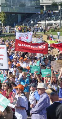 5.000 Krankenhausmitarbeiterinnen und -mitarbeiter demonstrieren auf dem Stuttgarter Schlossplatz