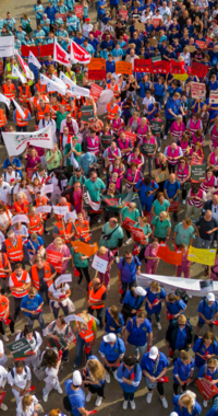 Rund 2.500 Mitarbeitende von Krankenhäusern auf der Protestkundgebung auf dem Opernplatz in Hannover