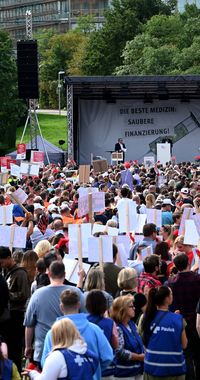 Demonstranten, unter ihnen Pflegekräfte, Ärzte, Azubis, Techniker und Verwaltungsmitarbeiter