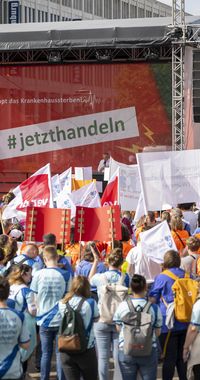 Demo der NKG auf dem Opernplatz in Hannover