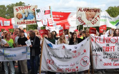 Krankenhausbeschäftigte und Vertreter zahlreicher Verbände nahmen an der Kundgebung in Saarbrücken statt.