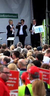 Danielle Bohm (Klinikum Gütersloh) mit Moderator Andreas Sander in Düsseldorf